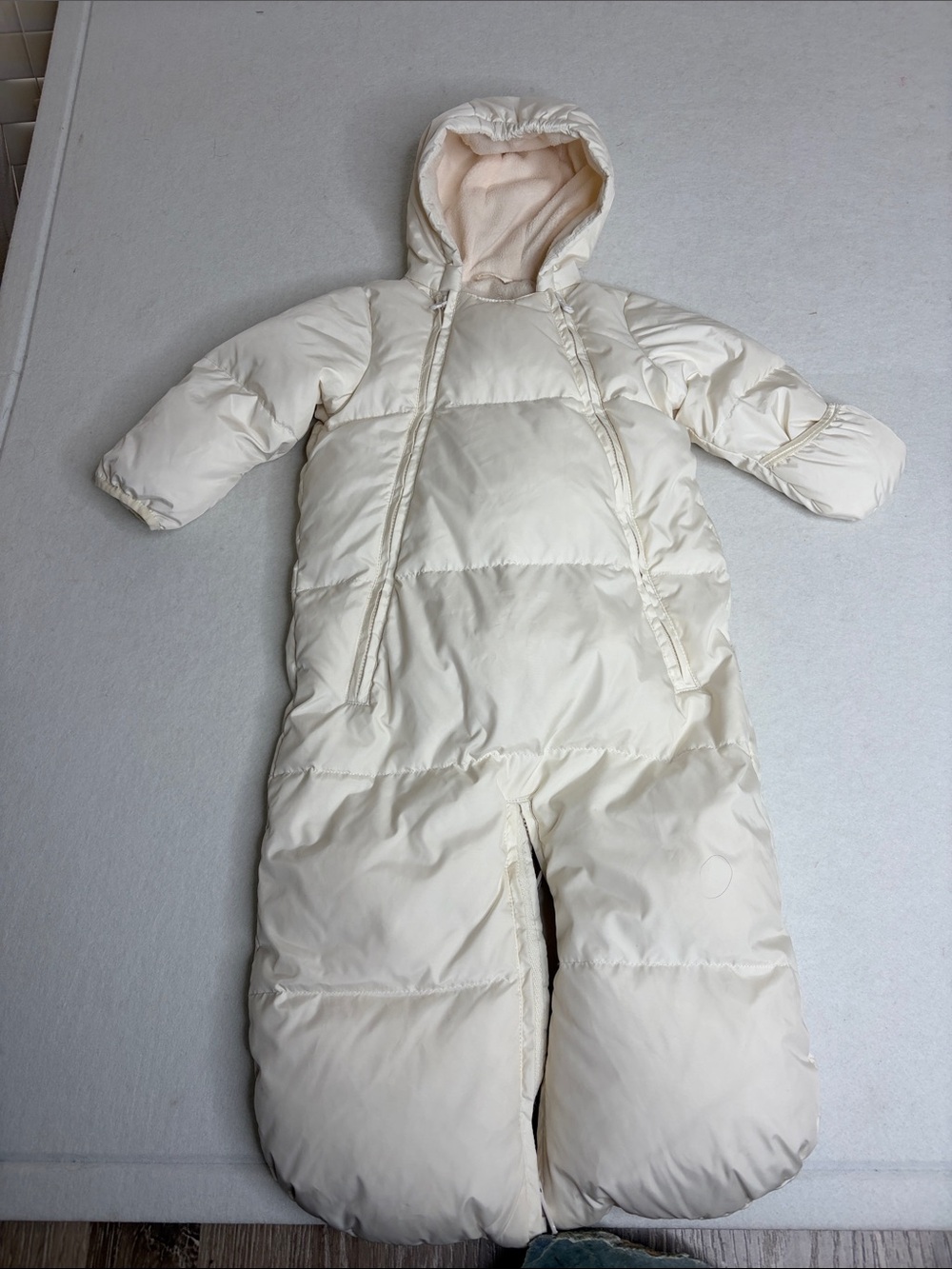 Gap baby Down snowsuit cream color, 3-6 months